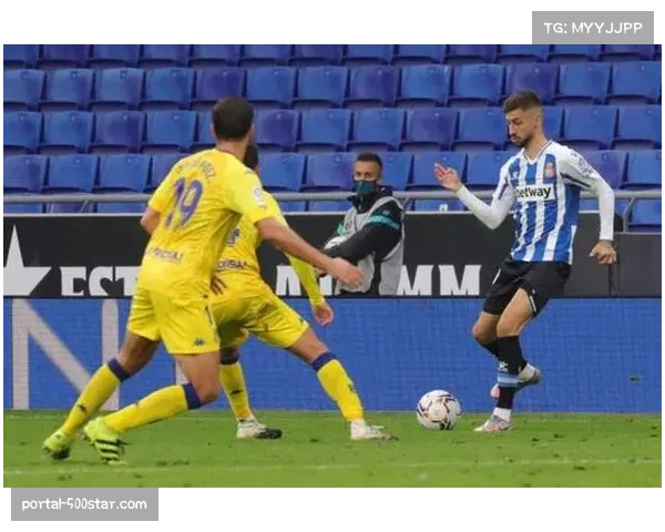 南特与对手闷平,球队保级成功后客场表现备受关注。 南特与对手闷平,球队保级成功后客场表现备受关注。