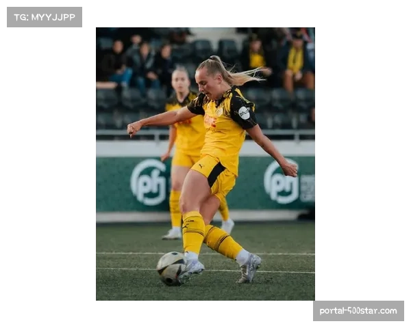 “花絮：多特蒙德赛前热身新球衣亮相，黄黑条纹致敬经典”